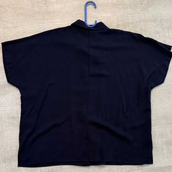 Uniqlo Dark Blue Button-Up Blouse size medium, short sleeve collared top - Picture 7 of 7
